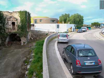 ...ed � separata dalla strada da un basso muretto